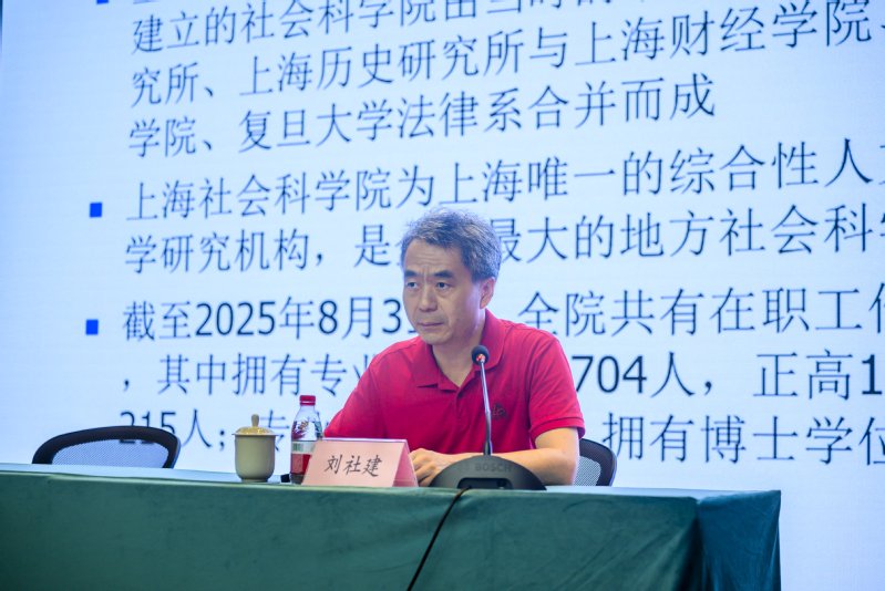 采取专题讲座形式
